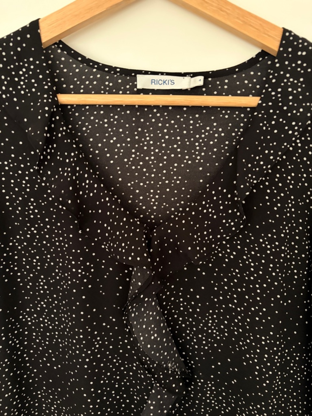 RICKIS BLACK AND WHITE POLKA DOT LIGHTWEIGHT RUFFLE FRONT TOP/BLOUSE, SIZE 4 - Picture 5 of 8